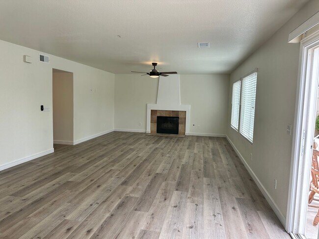 Building Photo - A stunning 4-bedroom haven, fully renovate...