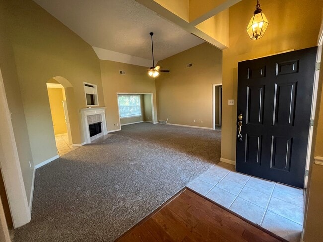 Building Photo - Fenced in back yard! Split bedroom floor plan! Pets are owner's approval, fees do apply.