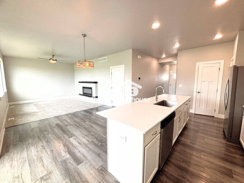 Building Photo - 15231 Deerview Dr