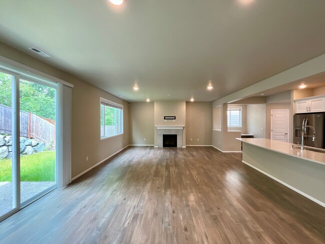 Building Photo - Beautiful and Modern 4-Bedroom Home with S...