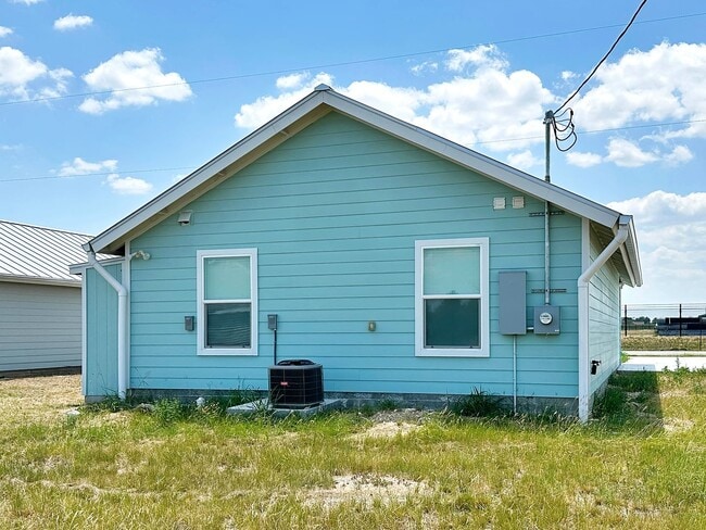 Building Photo - Charming Country Living with Modern Comforts!