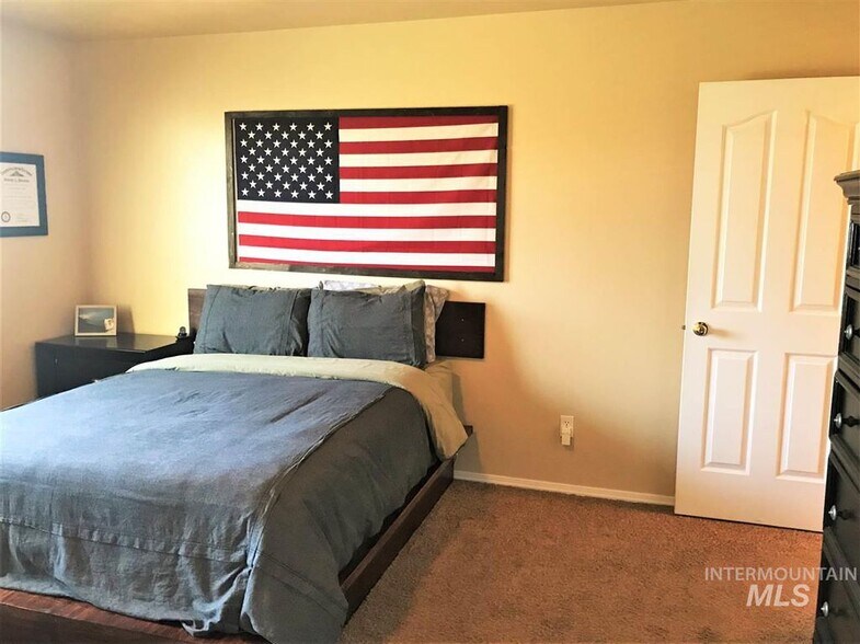 Building Photo - 5008 N Rothmans Ave