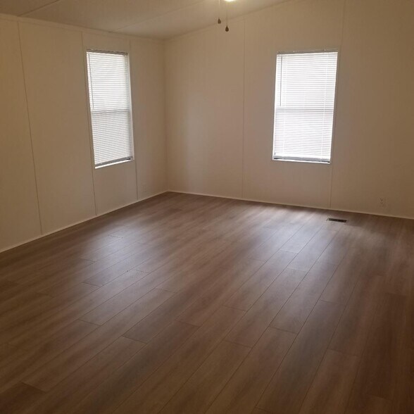 Spacious Master Bath - 2320 Delmar Rd