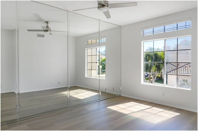 Building Photo - 2 Bedroom Condo in the Breakers!