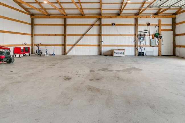 Building Photo - 3 Bed, 2 Bath Home with Bonus Office and  Huge Workshop