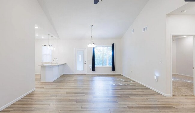 Building Photo - Don't miss out on this beautiful home!