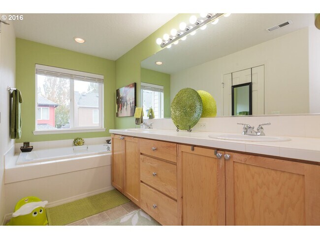 Primary Bath w/Double Sinks - 1120 SE Tamora Ave