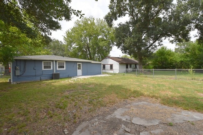 Building Photo - RECENTLY UPDATED 3 BEDROOM 1 BATH HOME