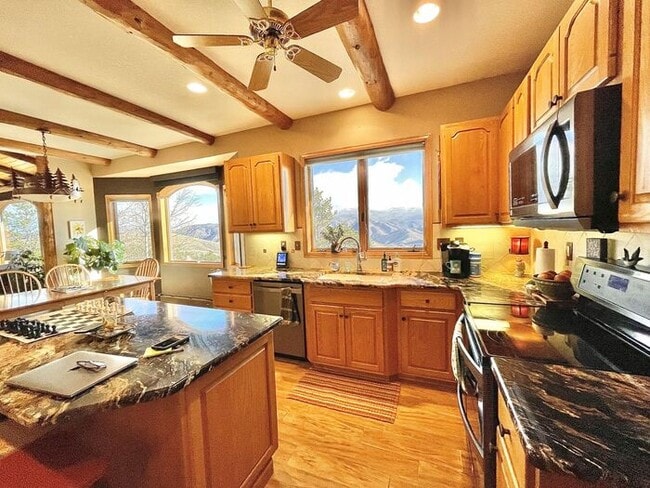Building Photo - Large 3 bedroom home with gorgeous views i...