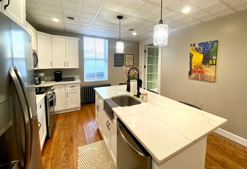 Gourmet Kitchen with Quartz Tops and Stainless Appliances - 208 Walnut St