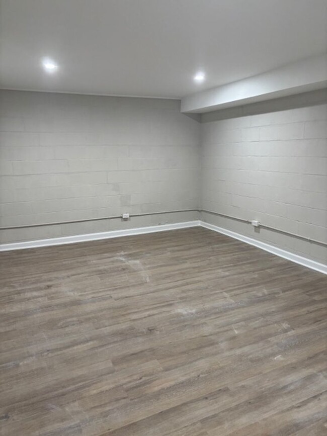 Building Photo - 3 Bedroom 1 bathroom lower level home in N...