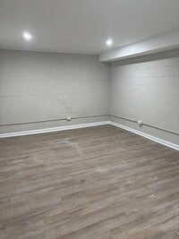 Building Photo - 3 Bedroom 1 bathroom lower level home in N...
