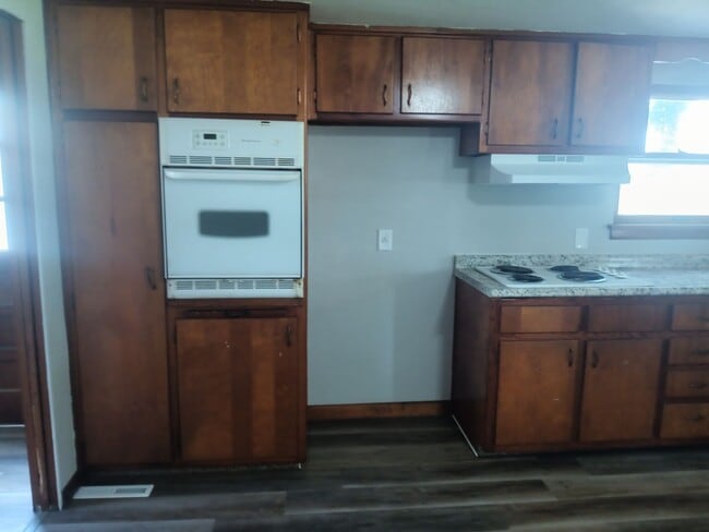 Building Photo - 1/2 off First full month's  rent if you mo...