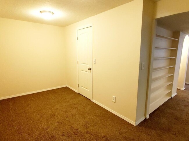 Building Photo - Great 3 Bd 3.5 Bath Condo 2 Car Garage