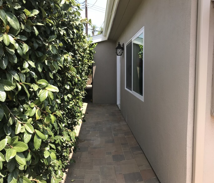 Building Photo - 10166 Petit Ave