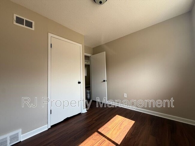 Building Photo - 256 Delta Rd