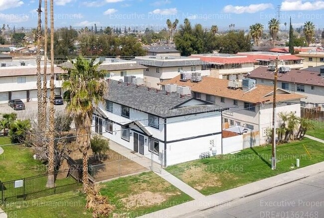 Building Photo - Townhouse unit. 2 bedrooms 1.5 bath call o...