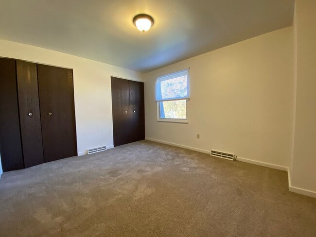 Building Photo - Beautiful Brick 2 BR Townhouse in Great Ze...