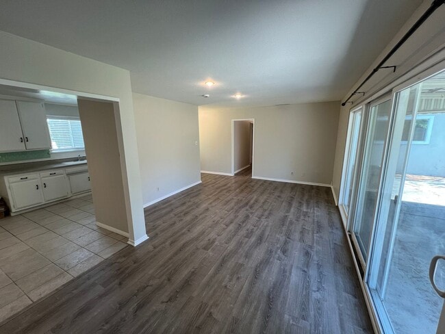 Building Photo - Darling Updated 4 Bed 2 Bath Orange Home