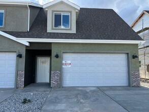 Building Photo - Brand new 3 bedroom 2.5 bathroom townhome