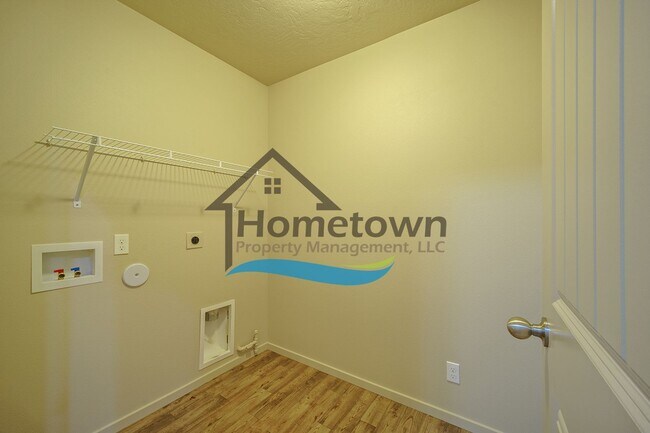 Building Photo - 3 Bedroom 2 Bathroom Home with Attached 2 ...