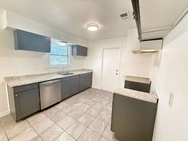 Building Photo - Charming Single-Story Corner Lot Home with...