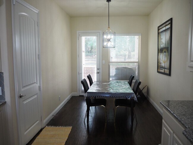 Building Photo - 3 Bed - 2.5 Bath Townhome in Flower Mound ...