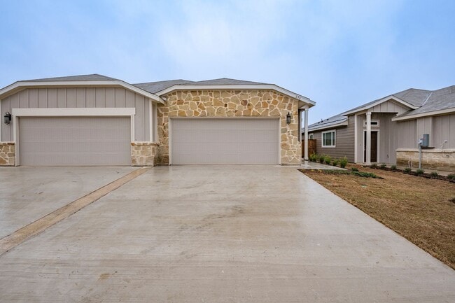 Building Photo - GORGEOUS 3 BEDROOM DUPLEX LOCATED IN MIDLOTHIAN ISD!