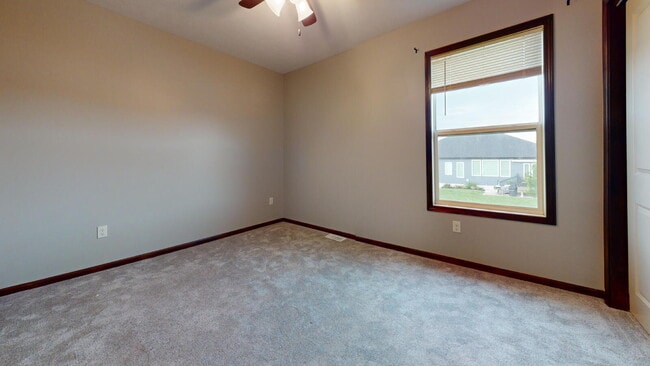 Building Photo - "Charming 3-Bed Townhouse with 2.5 Baths &...
