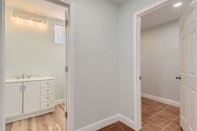 Building Photo - Private Modern Ranch House on 5 Acres East...