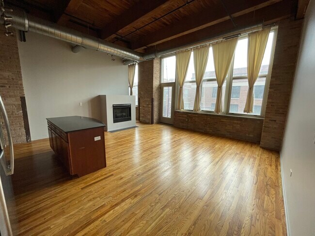 Living Area View 4 - 1500 W Monroe St