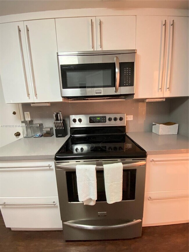 Building Photo - 905 Brickell Bay Dr