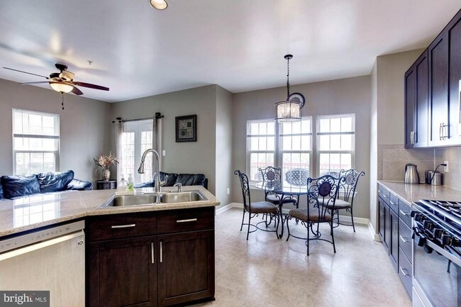 Building Photo - 13724 Valley Oak Cir