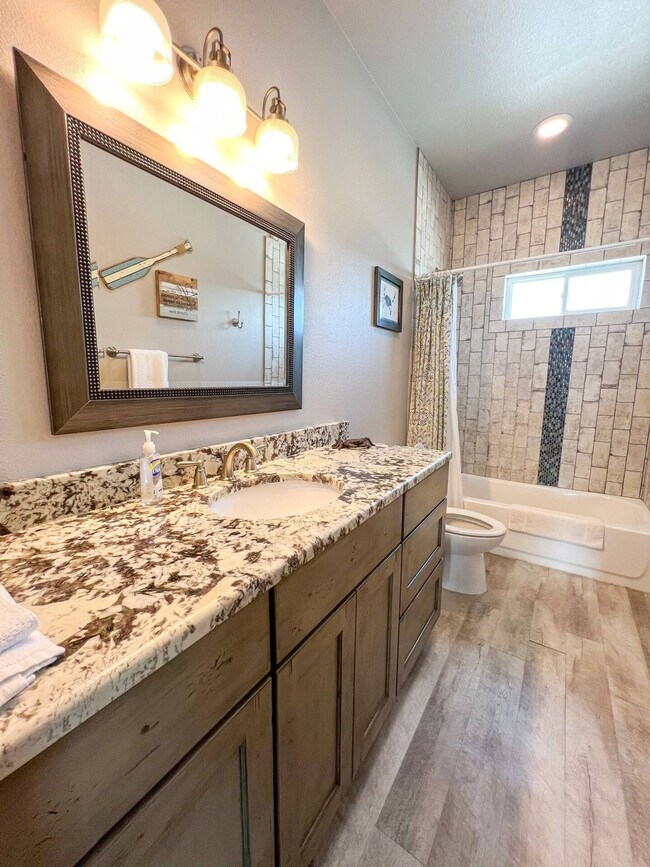 Building Photo - 4037 Summit Dr