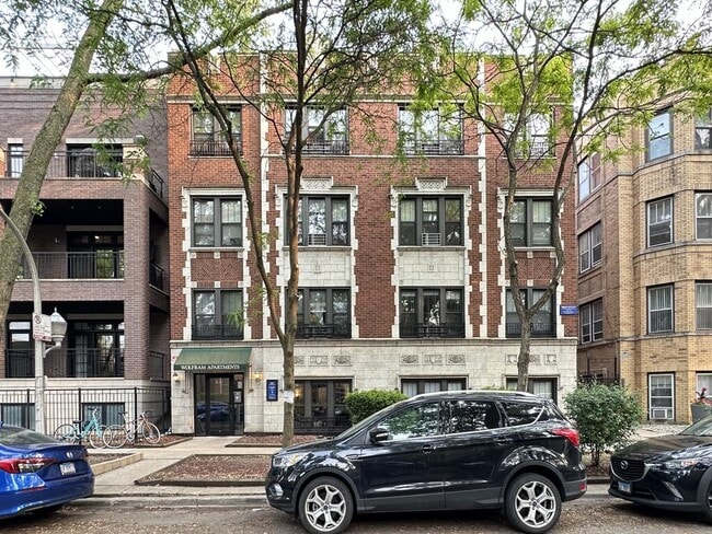 Building Photo - 823 W Wolfram St