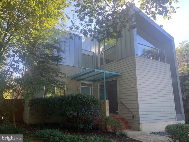 Primary Photo - 213 E Raymond Ave