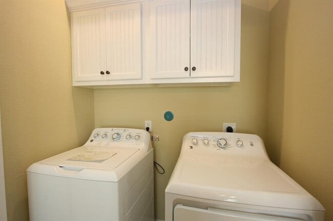 Building Photo - Like New Two Bedroom Townhouse in April Sound