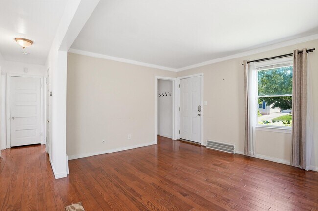 Building Photo - 3432 Woodside St