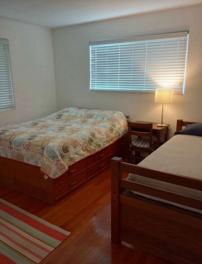 Building Photo - Furnished 3 Bedroom