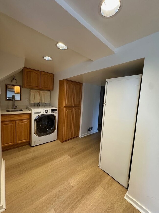 Building Photo - Warm & cozy 5 bed 2.5 bath home in the hea...