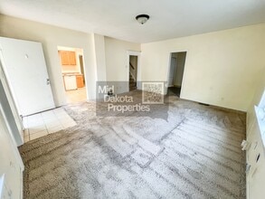 Building Photo - 605 W 10th-4 Bedroom House with Garage