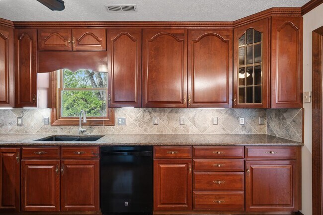 Building Photo - Spacious 5-Bedroom Home in Prestigious Blacksburg Country Club Estates