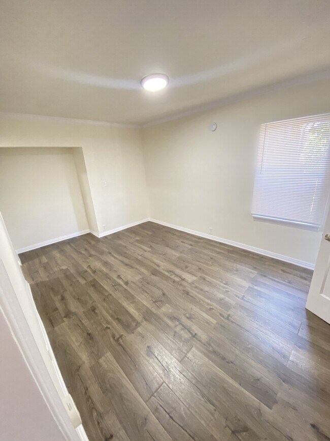 Building Photo - 564-592 N Kingsley Dr