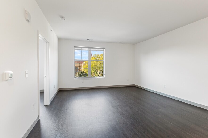 Building Photo - 2420 E Capitol Dr