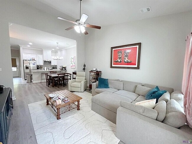 Building Photo - 2 Bedroom Townhome Near LSU| Gated Community