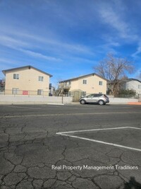 Building Photo - Fully Rehabbed 2 + 1 Rosamond Apartment