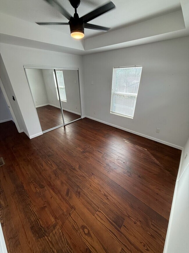 Building Photo - Spring Special! ONE MONTH FREE RENT! Moder...