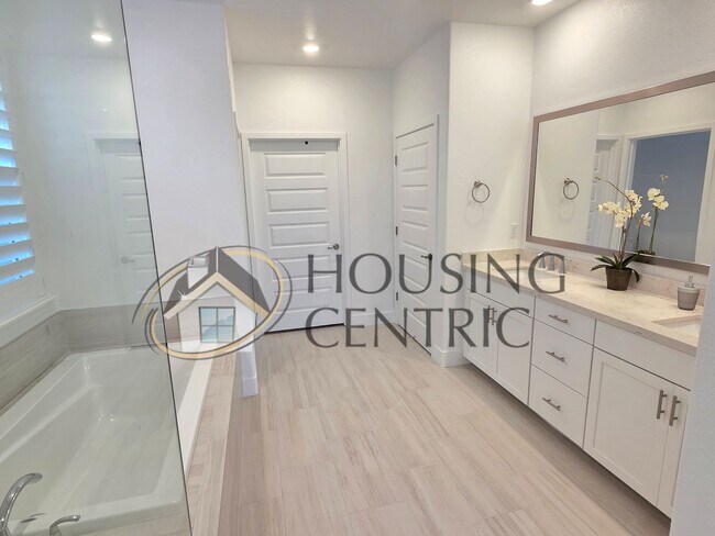 Building Photo - Executive Single Story Rental in HIGHLY DESIRABLE Heritage 55+ Community!