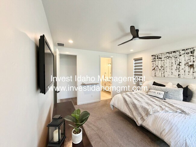 Building Photo - A Home You'll Fall in Love With