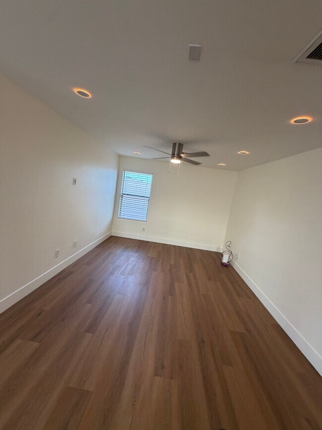 Building Photo - 2741 E Quiet Hollow Ln